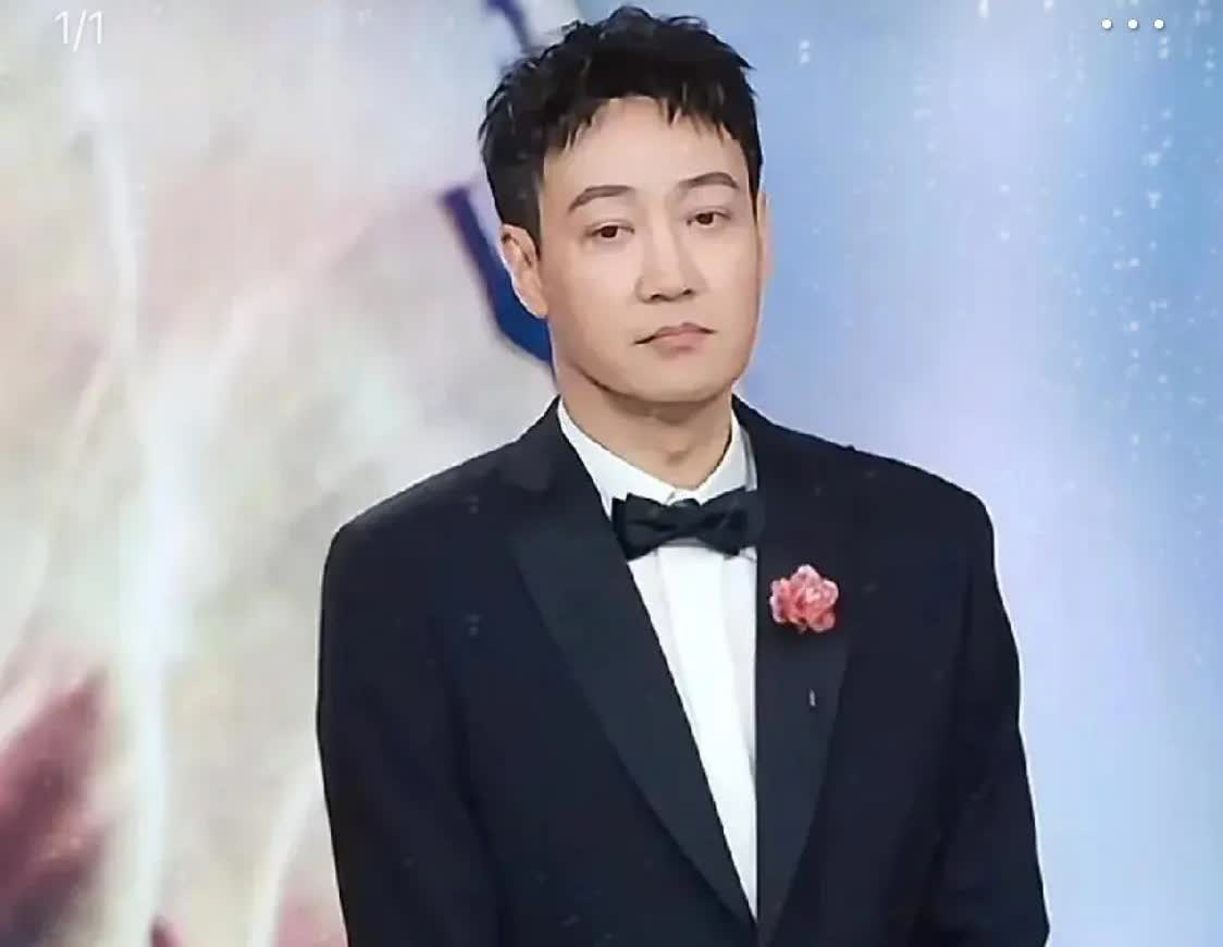 终于知道了北影杰开幕式上的辛柏青被孤立的原因了，当时8位主演走红毯，辛柏青孤零零