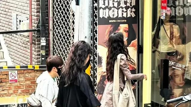 孙莉黄多多现身韩国，母女俩都烫了羊毛卷，19岁黄多多穿破洞黑丝