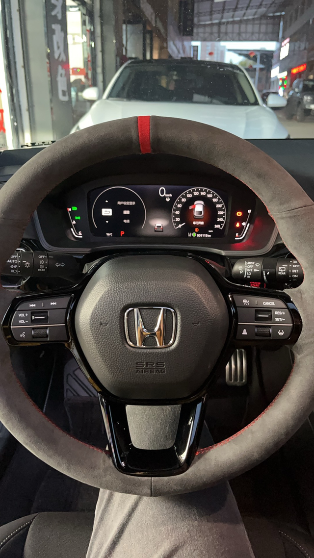 翻毛皮方向盘
手缝的翻毛皮方向盘，还可以吧