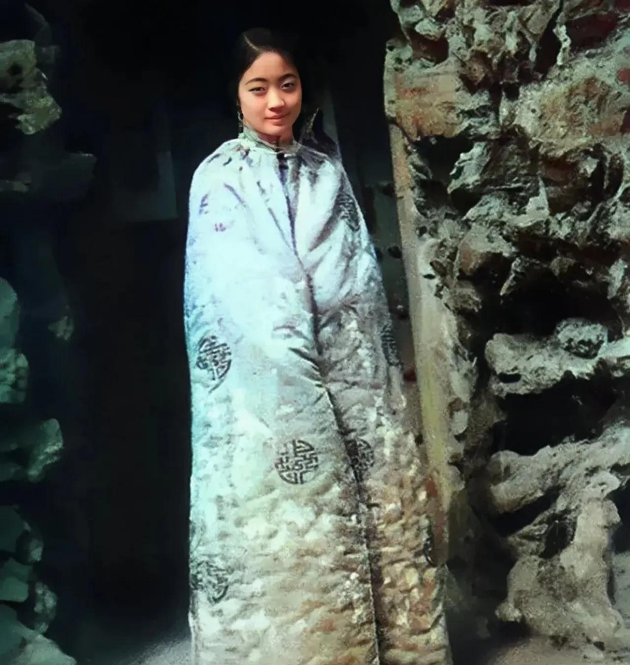 这是末代皇后婉容最真实的一张老照片。
图中的婉容清丽脱尘，温婉可人，颜值不可谓不