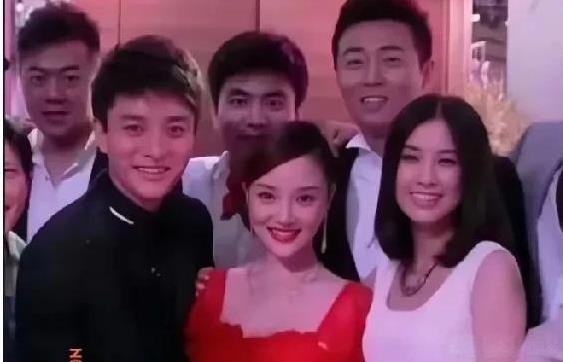 原来黄圣依还参加了
李小璐和贾乃亮的婚礼啊
不知道李小璐知不知道
她是贾乃亮的前