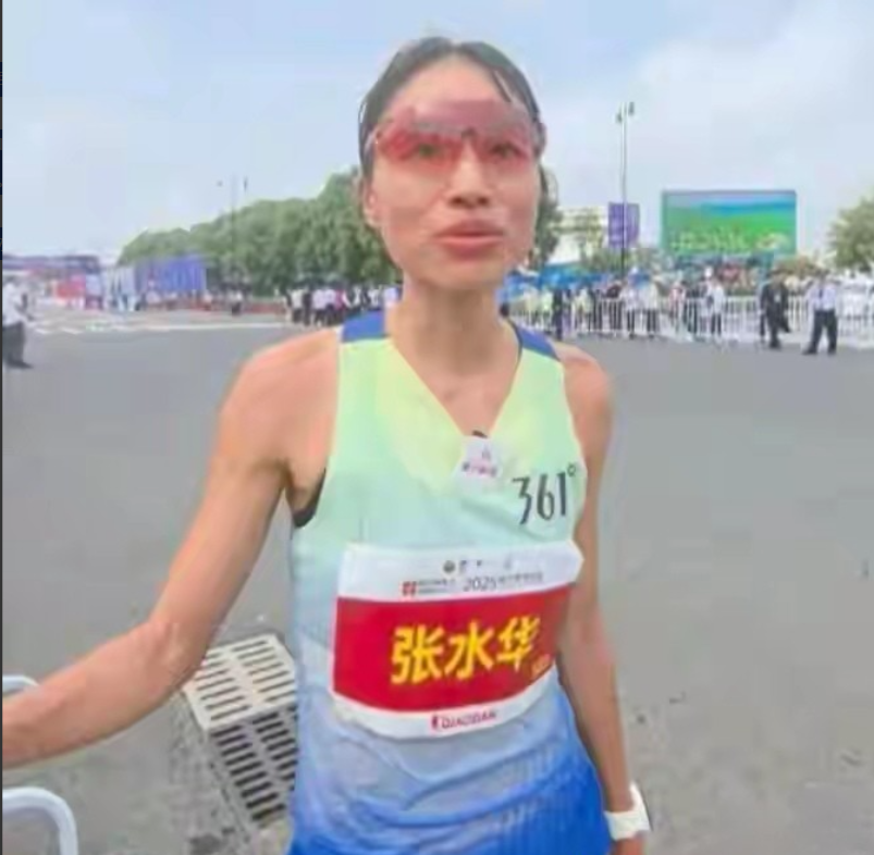 原来我们都误会这位跑马冠军了！

大家说她情商低，

其实是另有原因……

她在