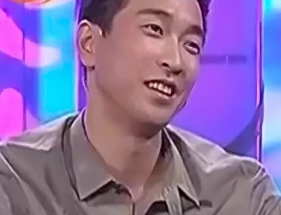 朱媛媛说：
上大学那会儿，她喜欢的第一个男生不是辛柏青，而是她们班里的
王千