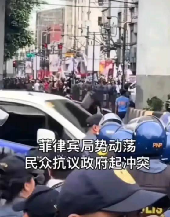 菲众觉醒，奔赴马尼拉，要求小马科斯下台。菲警怕民众活捉小马科斯，便发生冲突，现已