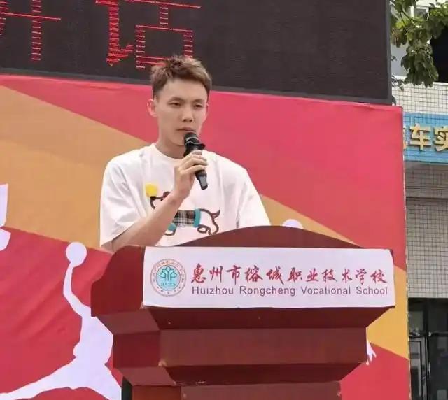 徐杰在高校发表讲话。
近期，徐杰在参观惠州榕城职业技术学校时上台发言。徐中锋分享