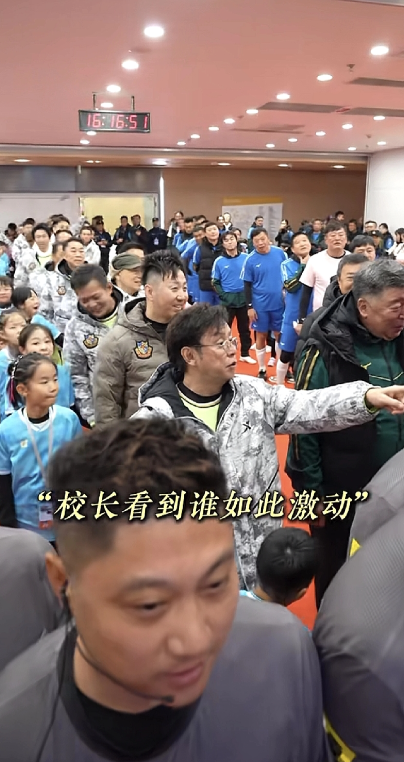 到底谁是大哥？谭咏麟见到齐秦居然如此激动，直接喊齐秦“大哥”，二人热情拥抱，就像