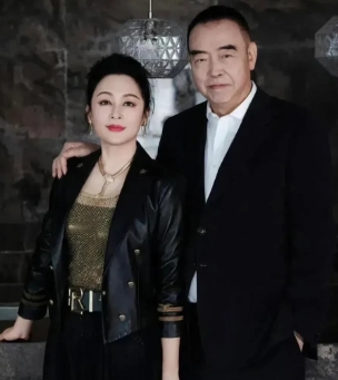 这次，陈红终于找对了穿衣风格，一身装扮下来，简直美翻了！比起倪萍，更是显得漂亮十