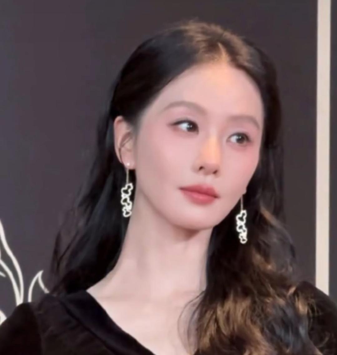 一直觉得刘诗诗很有古典美人的韵味，真美，温温柔柔的姐姐当然爱呀，任何时候都是待人