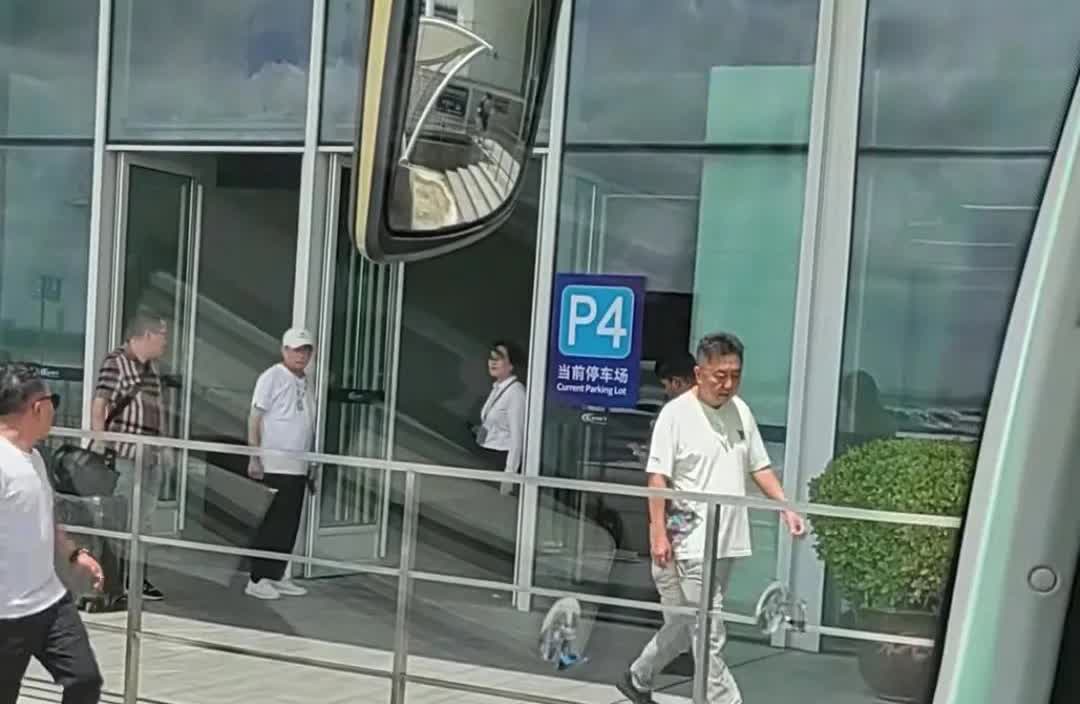 德云社爱达魔都号游轮演出，日韩免签游。
于谦，我一个人来的，
郭德纲，我一家