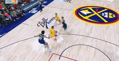 就是想隔扣！克内克特试图隔扣戈登！失败！
克内克特作为一个白人投手，骨子里一直是