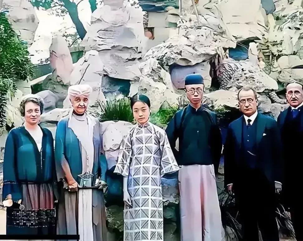 1922年，婉容，溥仪与外国人在颐和园游览，合影留念，永恒的回忆！