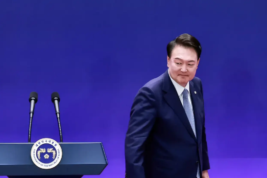尹锡悦不甘心！
韩国媒体在报道中披露，虽然前总统尹锡悦已经失去职务，但是仍然不甘