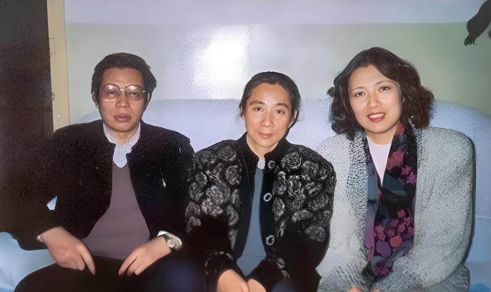 1991年，林家未婚妻张宁和大姑姐林豆豆拍了一张合影，中间的人是林家千金林豆豆，
