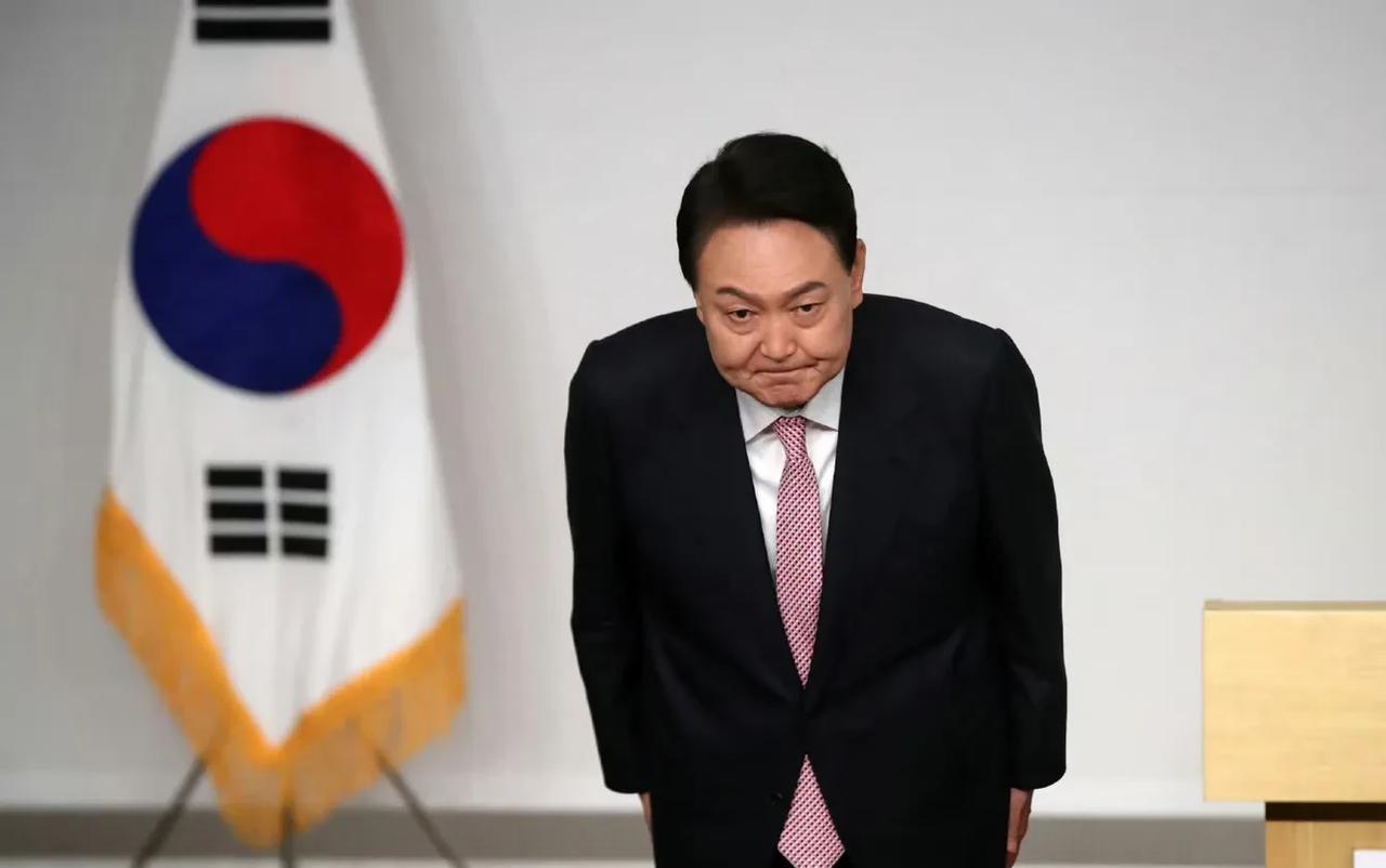 太尴尬了！韩国总统尹锡悦竟然不敢露面了。韩国媒体发布快讯称，尹锡悦的律师团队已经