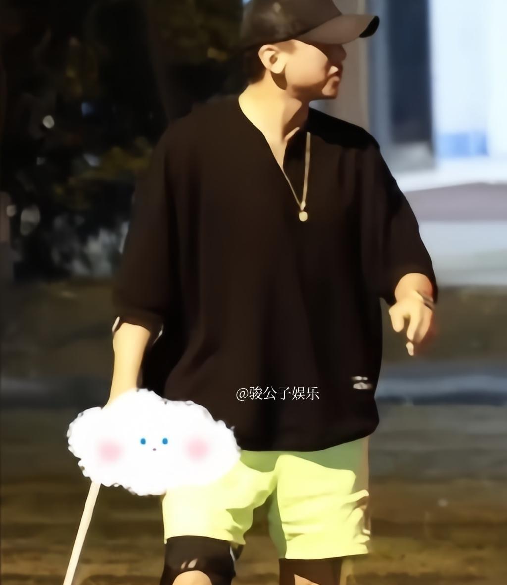 超哥真的太热爱篮球了！ 9月27日， 网友晒出了邓超拄着拐杖和粉丝聊天的视频 ，