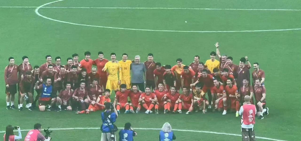 【国足赛后合影庆祝胜利】
这里首先要用“恬不知耻”来形容标题。难道这是为了庆祝国
