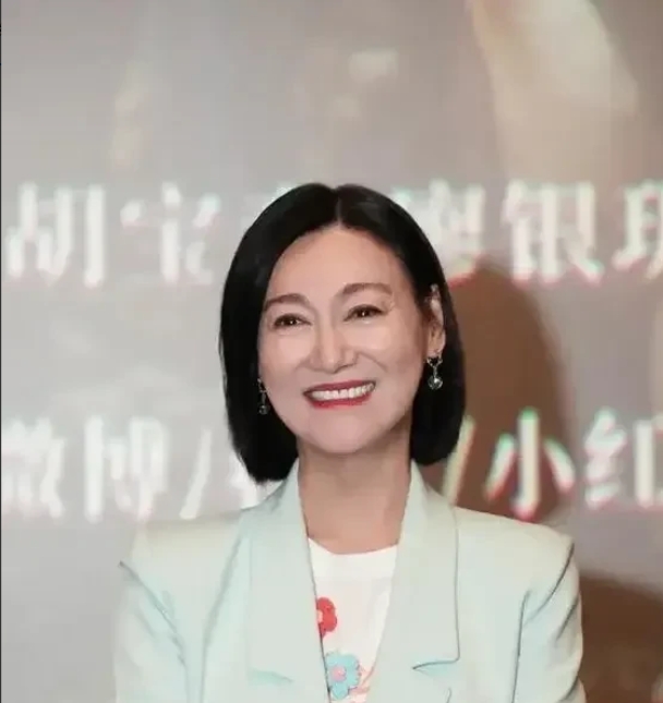 惠英红生于香港，家世可不一般，祖上是满清正黄旗，原本日子过得富足又舒坦，谁能想到