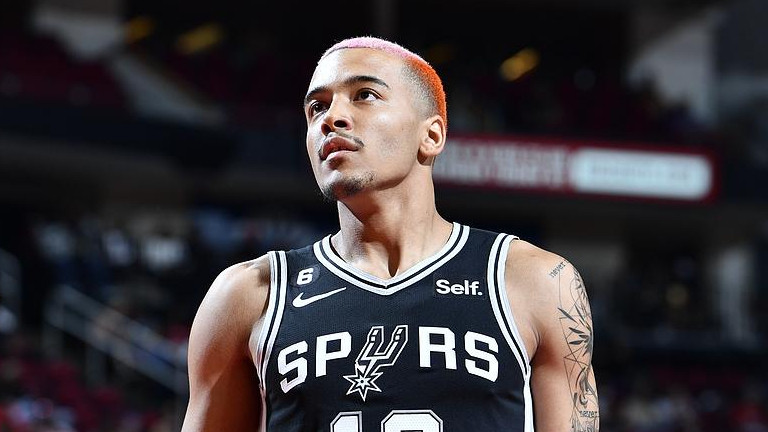 索汉被裁！22岁"樱木花道"梦碎马刺，新时代容不下"全能假象"