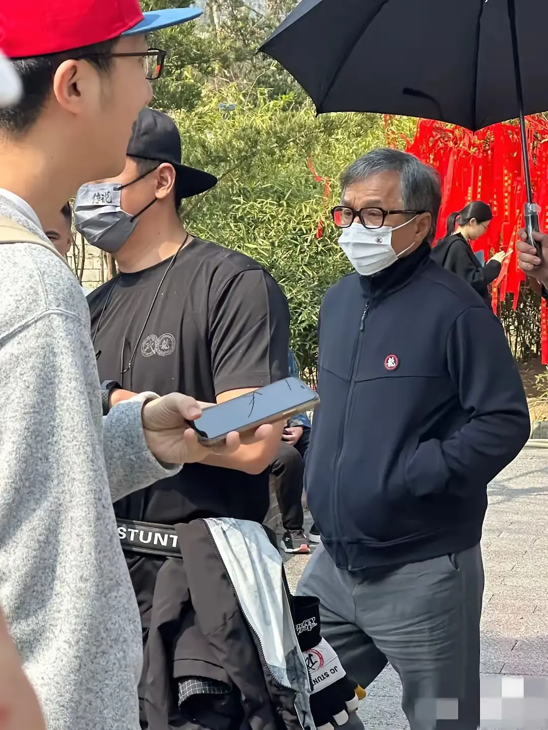 偶遇成龙！头发花白仍在工作，这份敬业太戳人