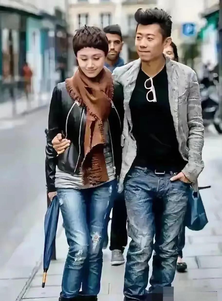 娱乐圈里最恩爱的一对，感觉他们最不会离婚的。两位都是属于颜值一般，但人品好，屏幕