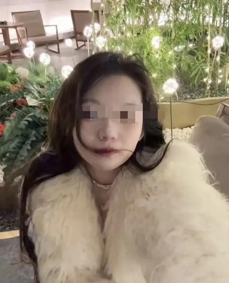 医学宗门圣女董小姐，师从邱院士；
父亲为央企高管，母亲为211副院长，爷爷是业内