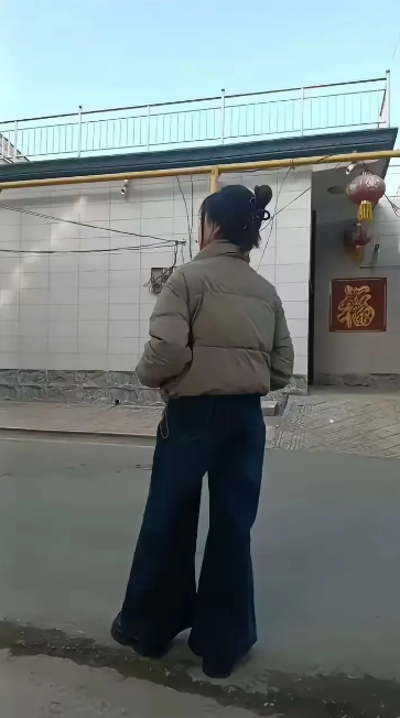 喇叭裤成了农村新时尚。