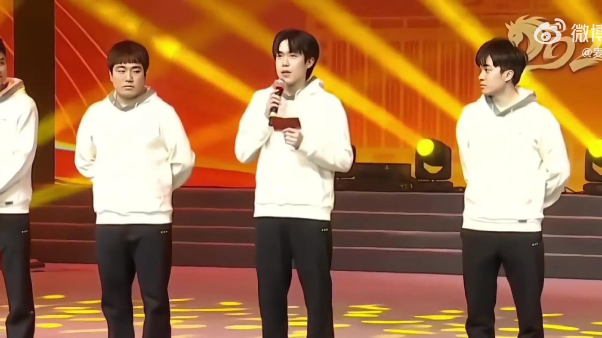 笑喷！山东魏桥签名倡议梁靖崑找不到签名板，王楚钦小手一挥：你去边上！