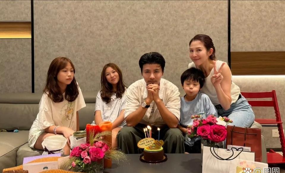 张晋生日那天，全家合照里俩闺女格外抢镜，那眉眼间的灵气活脱脱缩小版蔡少芬，网友直