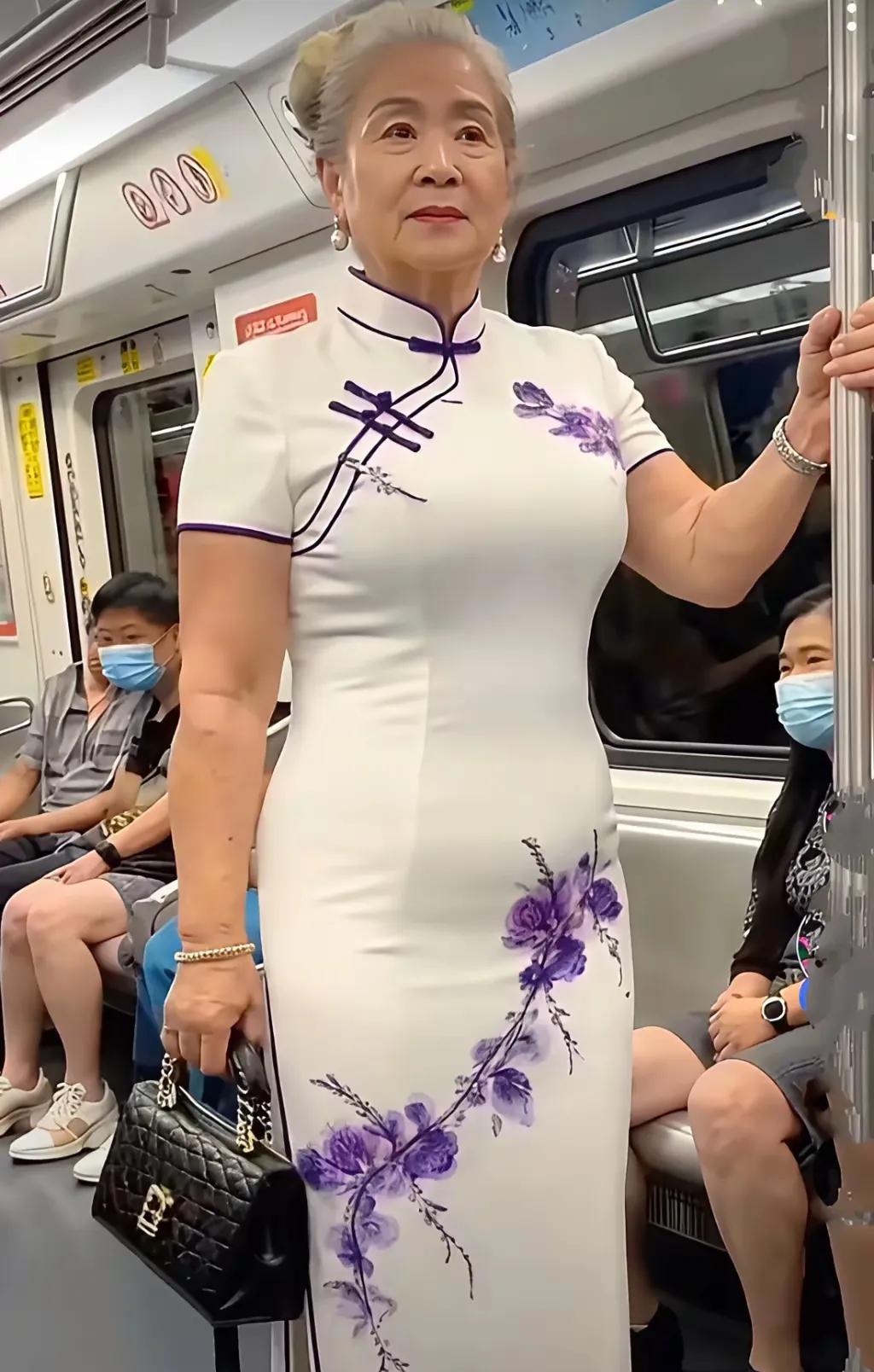 老太太成为地铁上一道靓丽的风景线
个人感觉如果是深色比如酒红深蓝或者是黑色
会更