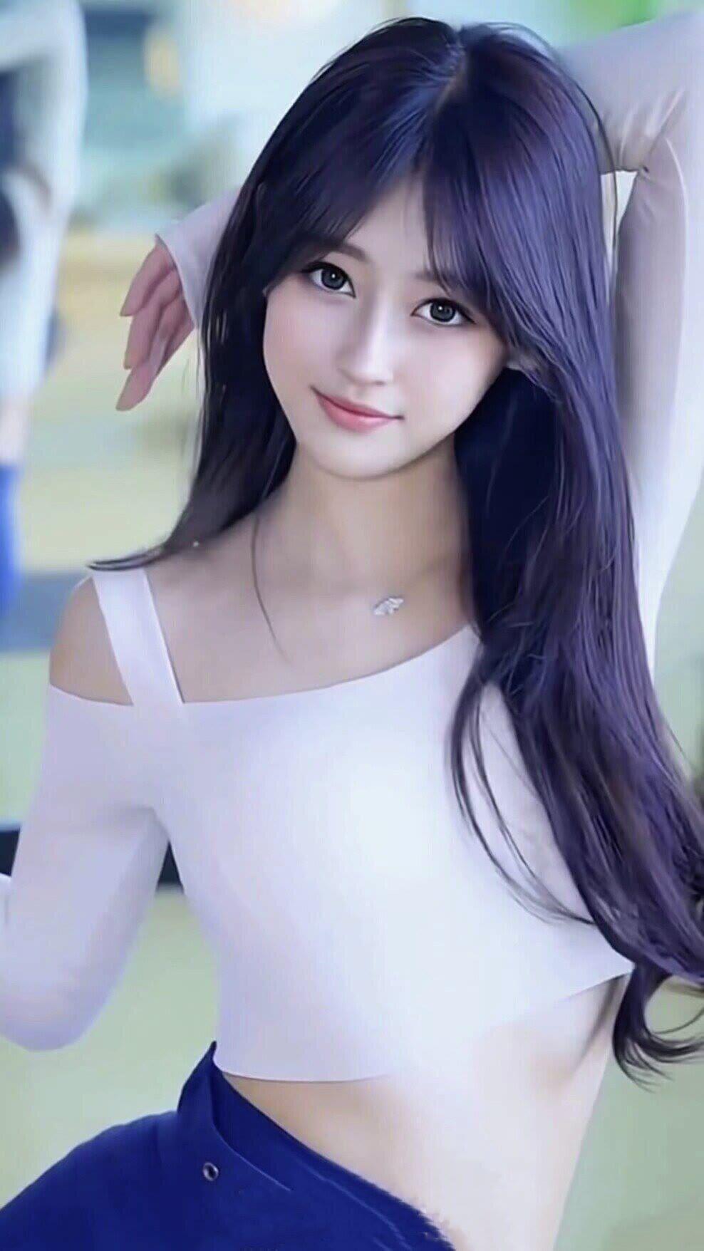 笑话：某女正在给孩子哺乳，公公欲外出游玩，蹑手蹑脚出门，免得影响孩子。
孩子听到