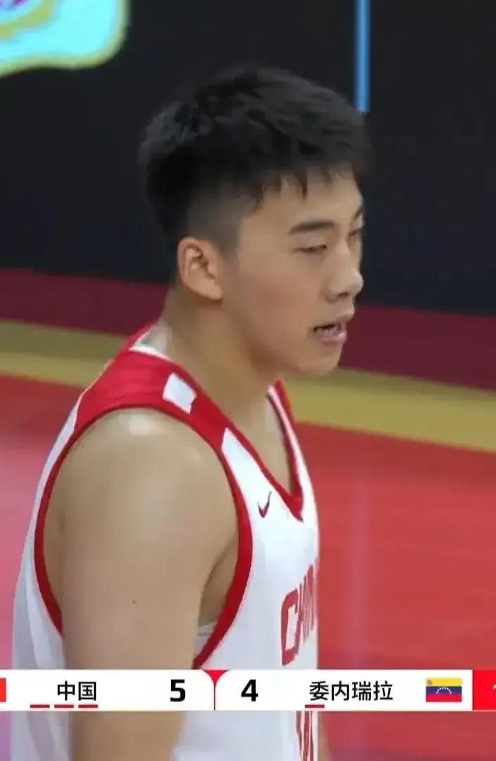 王俊杰真敢打啊——在今晚中国男篮与委内瑞拉男篮的热身赛中，首次入选国家队的小将王