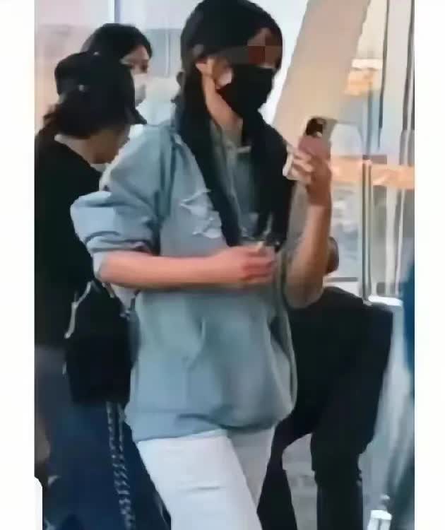 最近，王楚钦抵达宁波的时候，又碰上了那位传说中的“梦女”。

她这次依旧精心