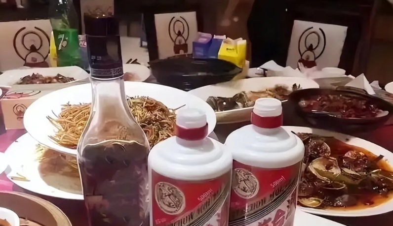 倒亏一笔！上海，男子在某餐馆招待朋友时，得知餐馆有茅台酒卖，2280一瓶，于是让