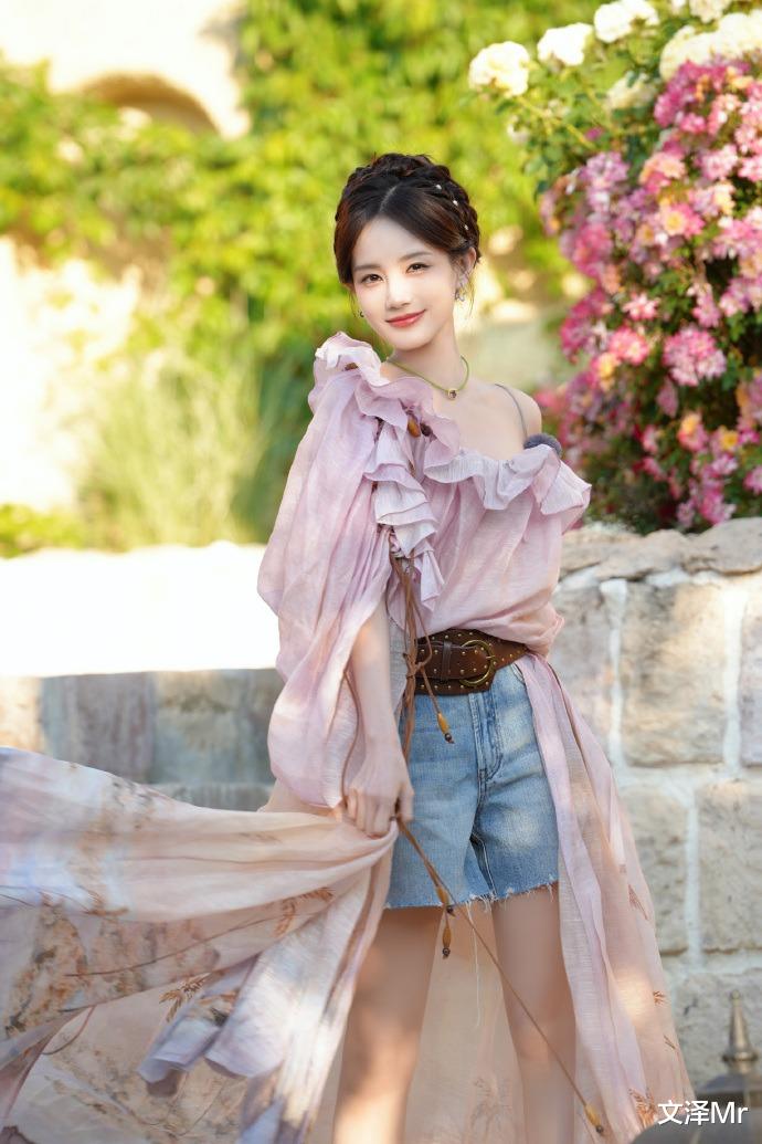 人比花娇，李一桐把 “法式田园风” 穿出高级感，颜值身材双在