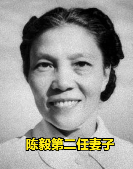1959年，一位中年妇女在小商店看到报纸上的照片，回到家后就吵着要去北京，她说要