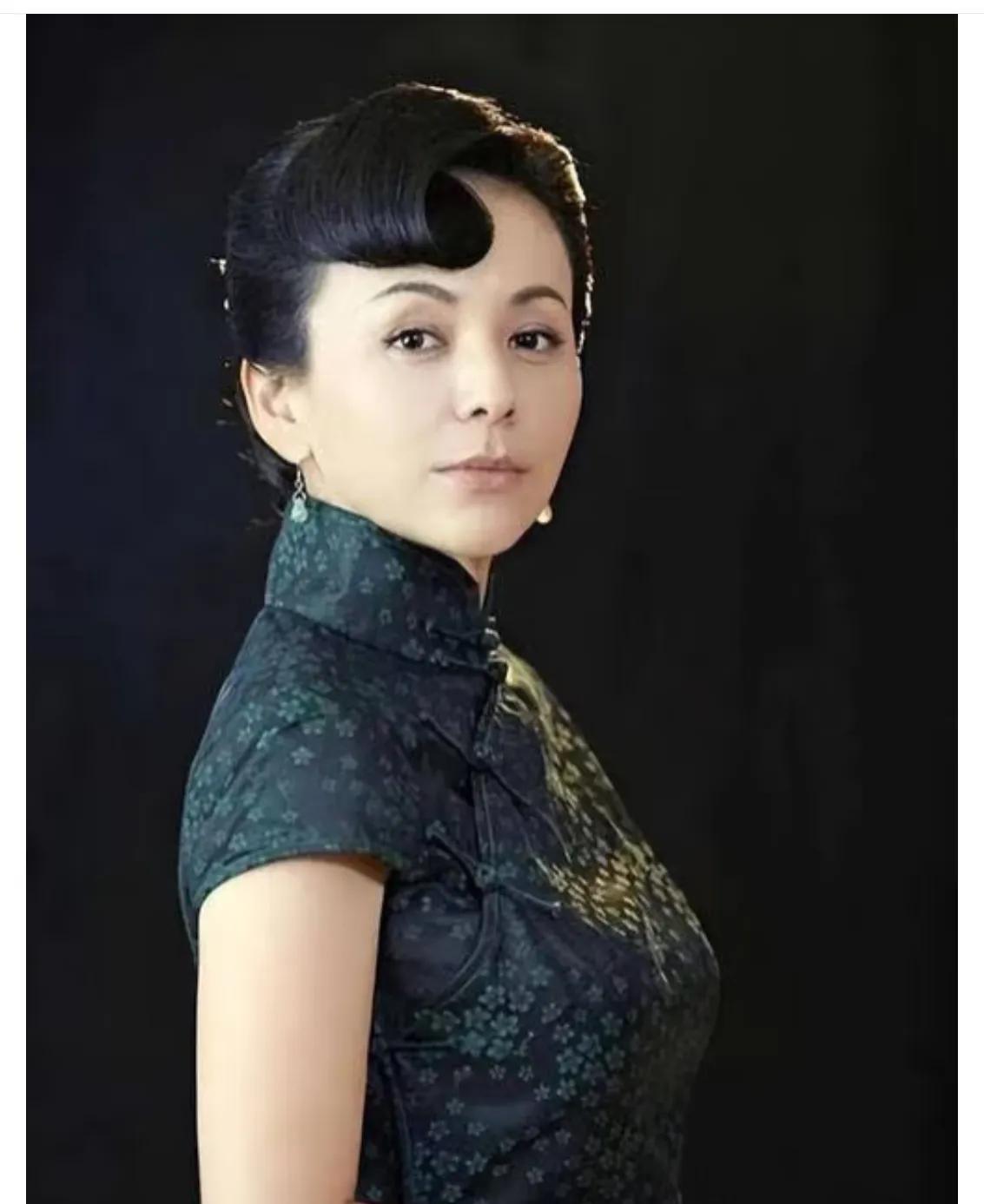 雪姨现在的状态，让我想起费翔说过的一句话:“专业团队把他包装成很值钱的样子。”