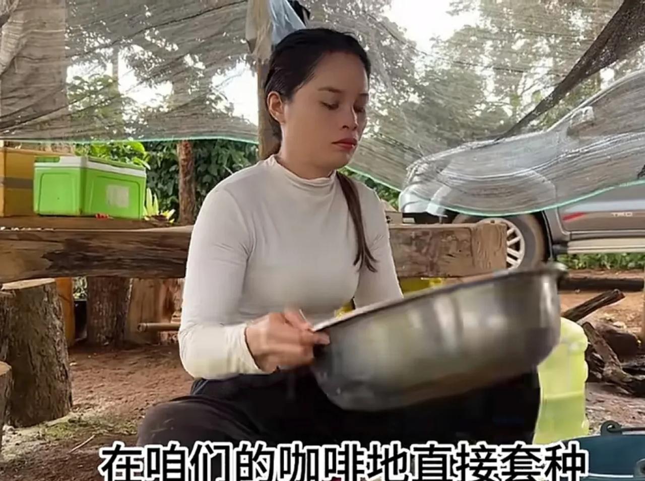 阿彪来老挝种咖啡是没苦硬吃吗？
话说阿彪和小依从三合院回到巴双后，又开始了在咖啡