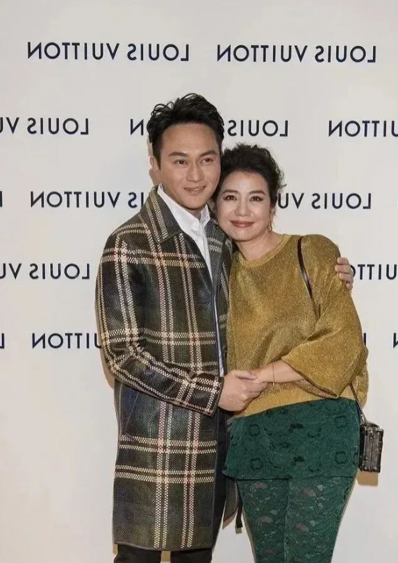 这位女神64岁了，还这么年轻，有女人味，带有几分妩媚、妖冶，这女神是谁呢？这帅哥