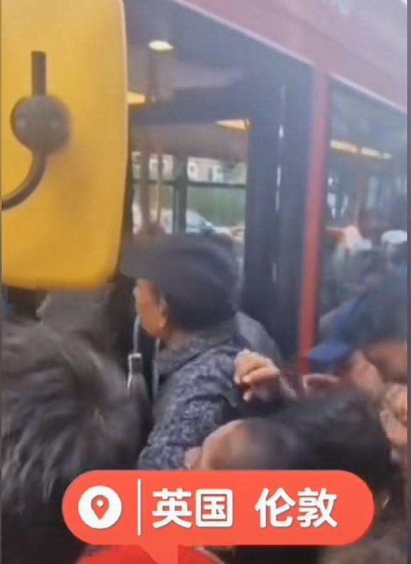 按照印度人逆天的生育能力，估计在英人数将很快就会超过300万，记者在最近一次街头