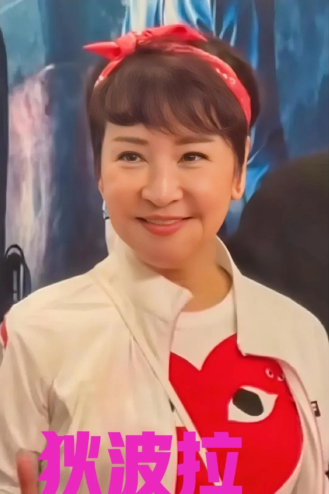 谢霆锋妈妈真是俏皮了一辈子 ，都74岁了，还喜欢扎一个艳丽的发带，穿衣打扮也是活