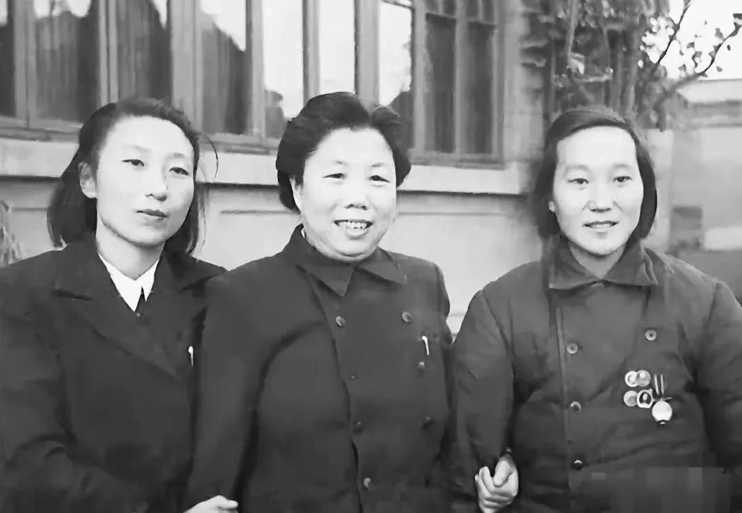 1951年，钱正英，邓颖超，李秀英，三位女士相聚一堂，她们言笑晏晏，举止优雅，温