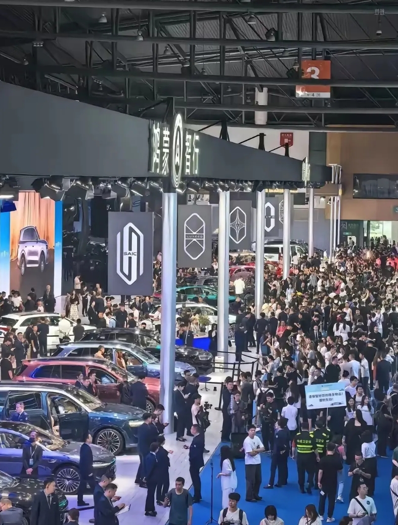 就这个排场，别说BBA了，估计没有哪个品牌敢来了！
这强大的压迫感让人喘不过气了