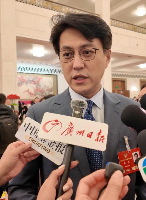 没想到今年两会扎心的提案，竟是靳东提的，他直言：“中国60岁以上老人有三亿多，如