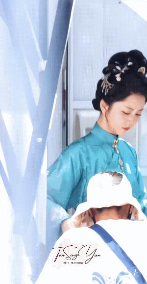 兰香换新衣啦！湖蓝色对襟戏服，这种颜色新清脱俗，也更显兰香端庄高贵的气质，头发也