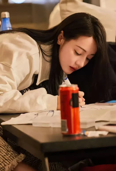 一直都觉得杨紫的戏播出效果要比热巴的好一些，没承想看到网友做的对比图之后，一经对