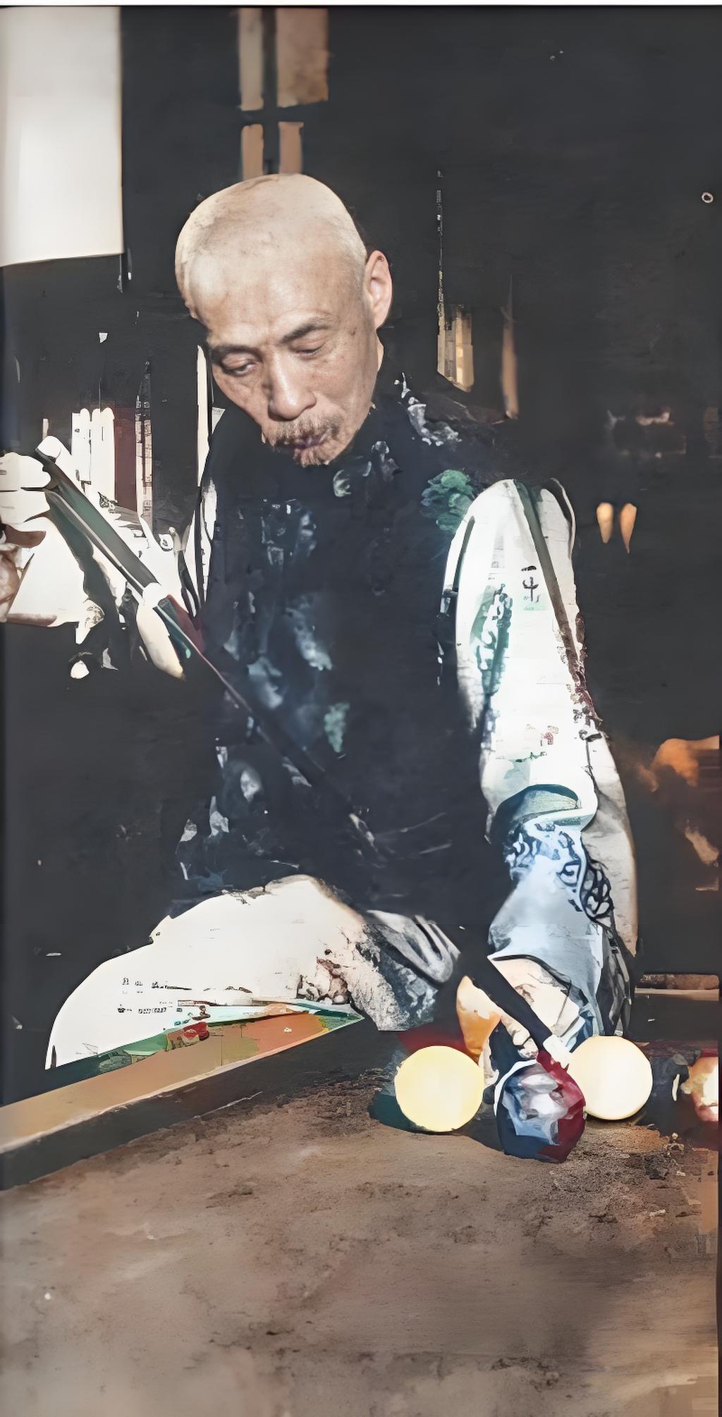 1933年，段祺瑞寓居上海打桌球。