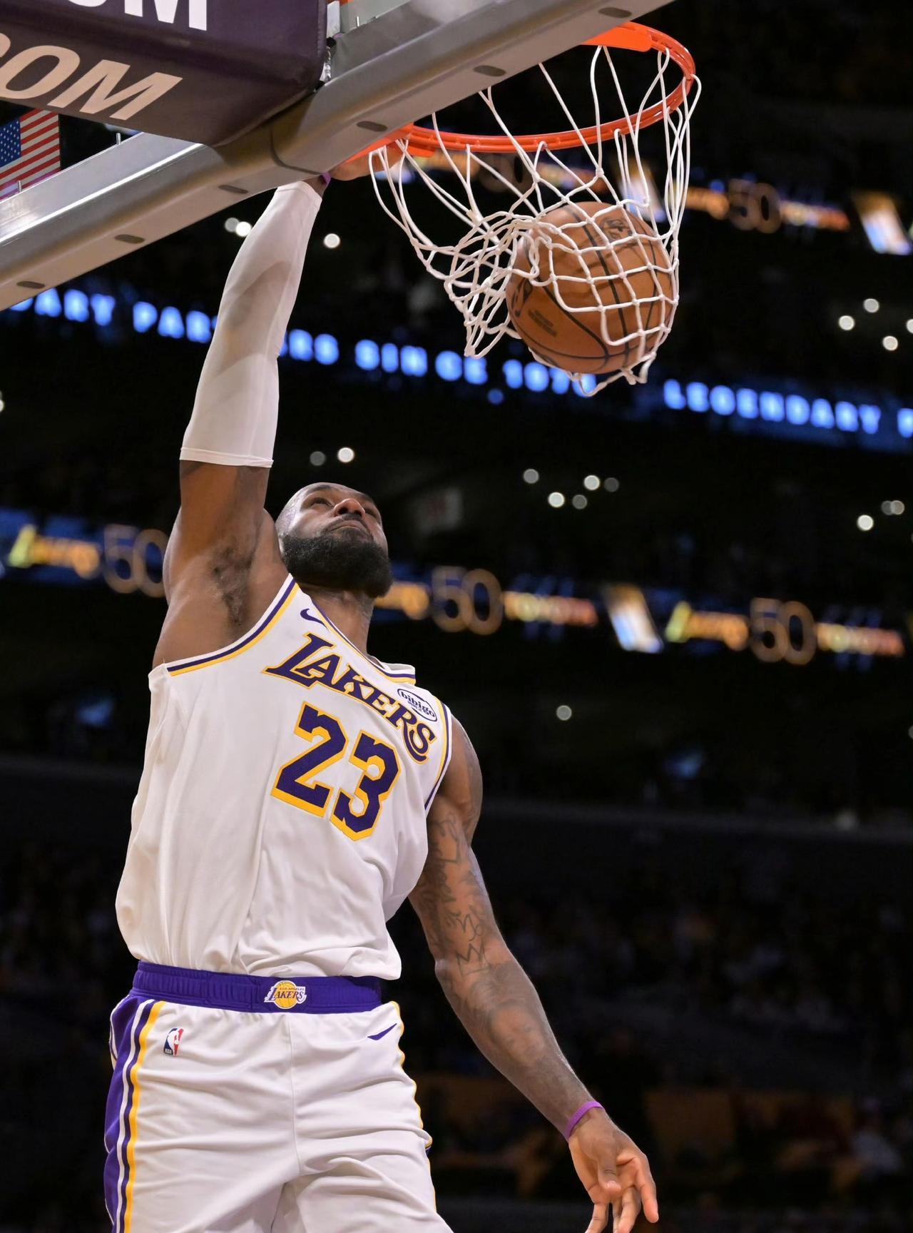 末节定乾坤！詹姆斯率湖人险胜灰熊打服质疑者
湖人120:114险胜灰熊，詹姆斯2