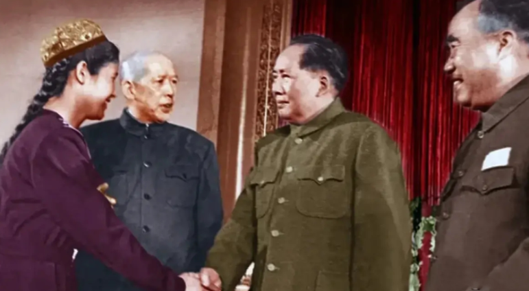 毛主席与少数民族同胞握手的一幕，一旁的朱老总笑容灿烂！

一张珍贵的老照片映入眼