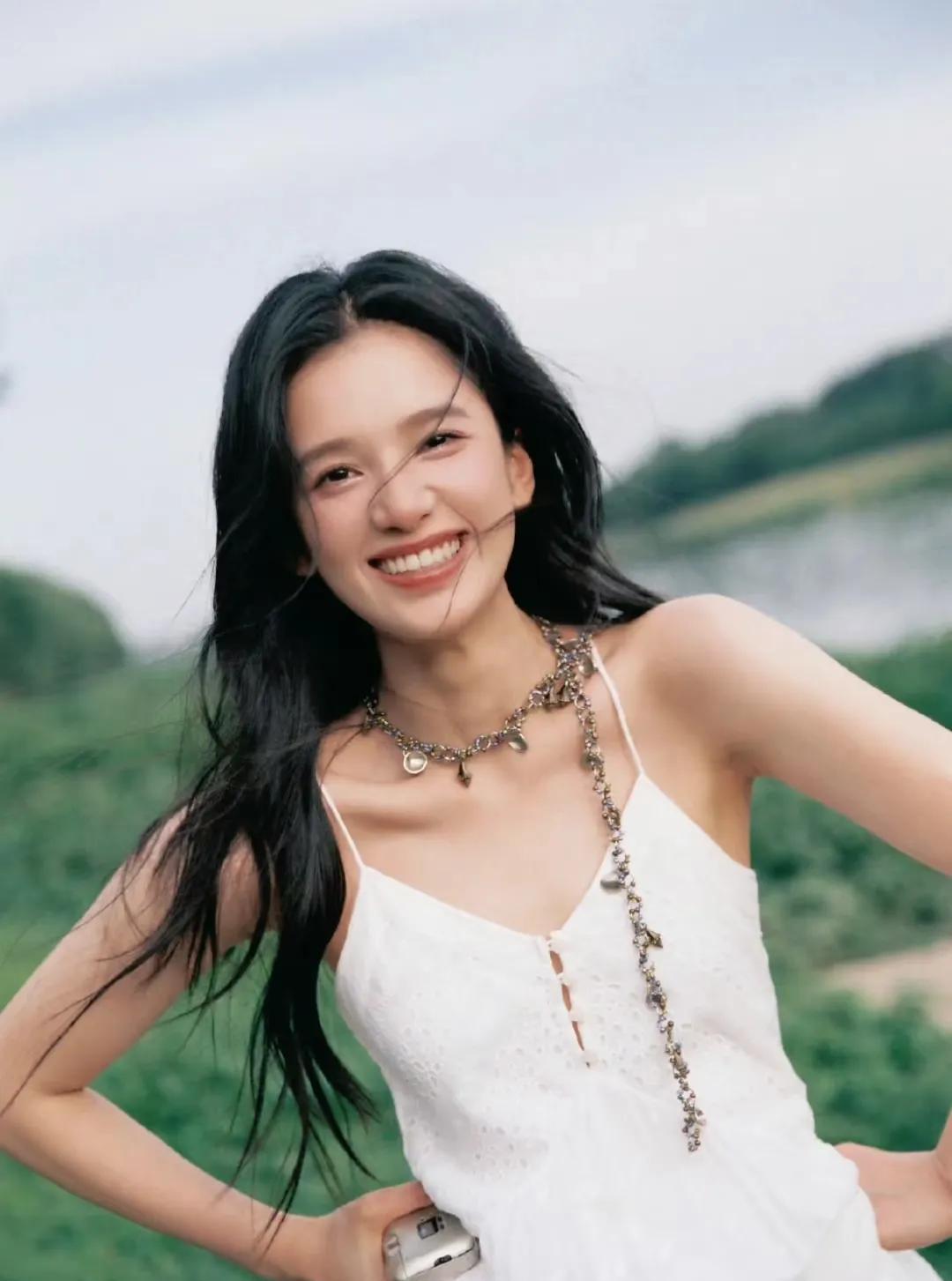 张婧仪的家庭背景
妈妈是开女装店的，每次在学校里有文艺表演，她都会跟妈妈借一件漂
