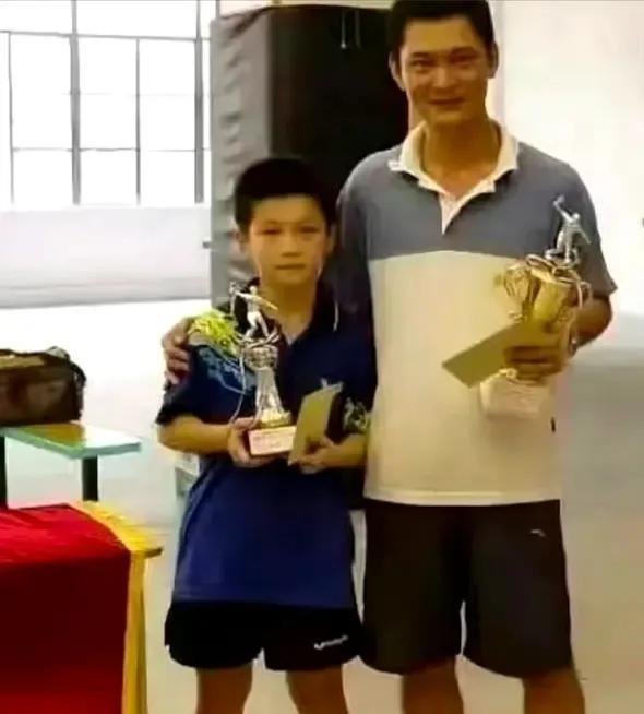 站在幼东身边的这个大高个，本来以为是东的教练，没想到竟然是他的对手！
两人手中的